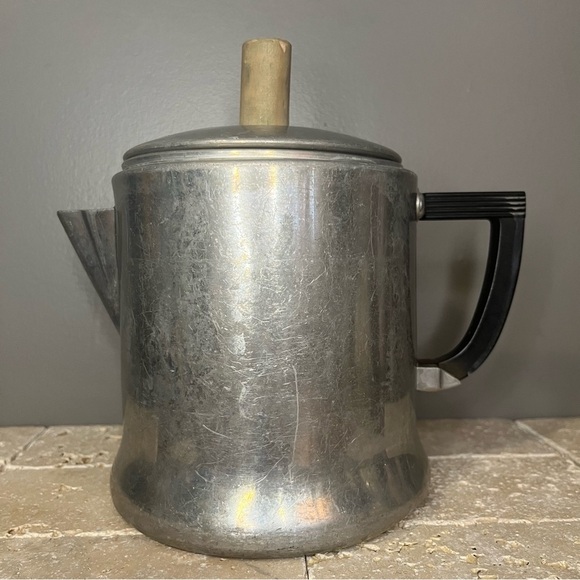 VINTAGE WEAREVER 3048
ALUMINUM COFFEE POT
Antique Kitchen Tea Cooker - Picture 7 of 13